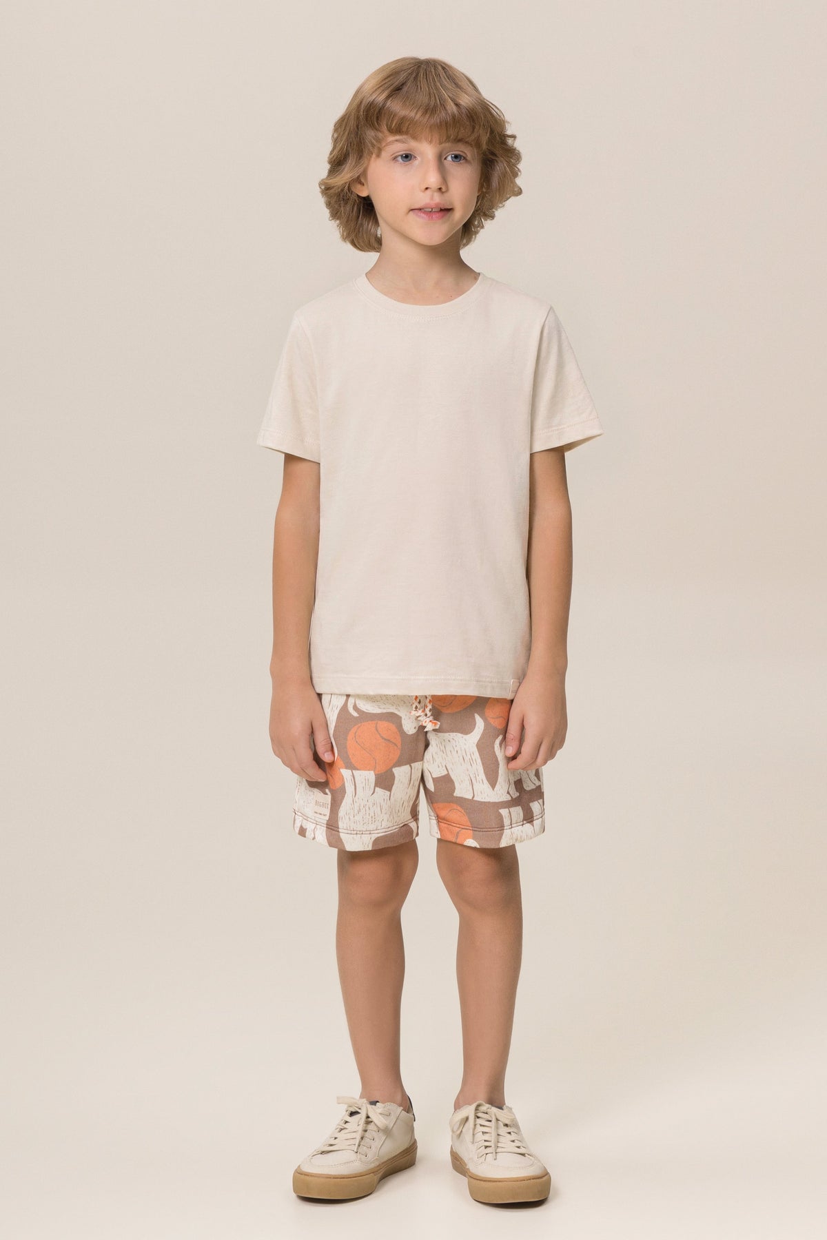Conjunto Movimiento Beige de Bugbee, camiseta y bermuda en felpa ligera