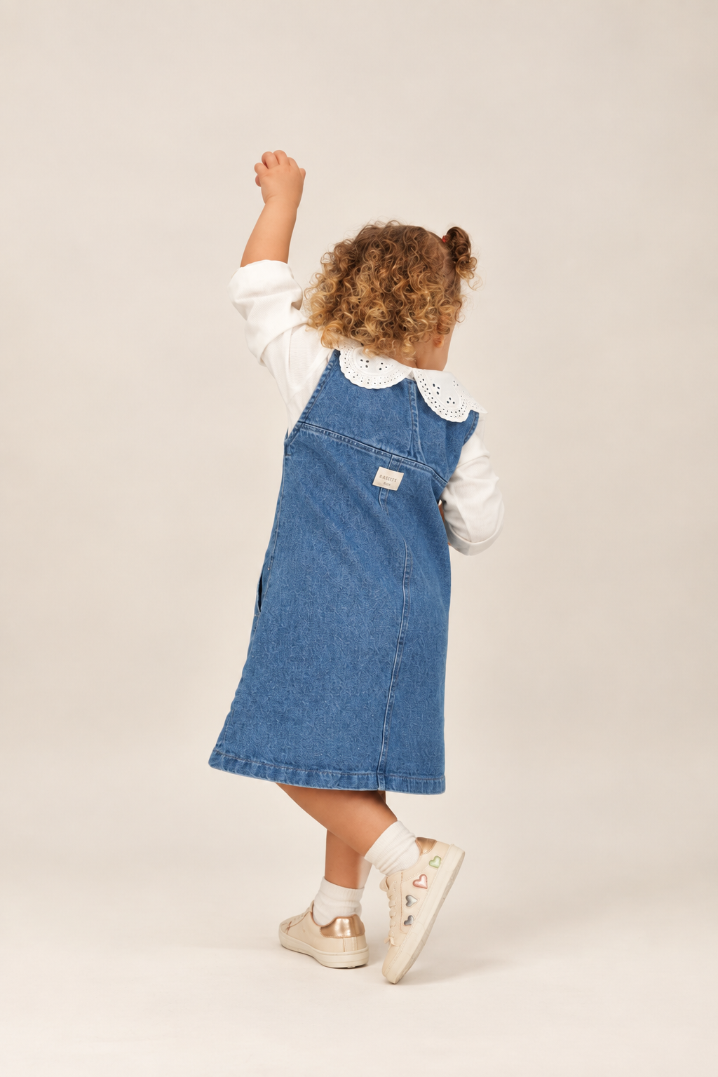 Jardinera Denim Arte de Bugbee – ropa infantil – vista adicional 3