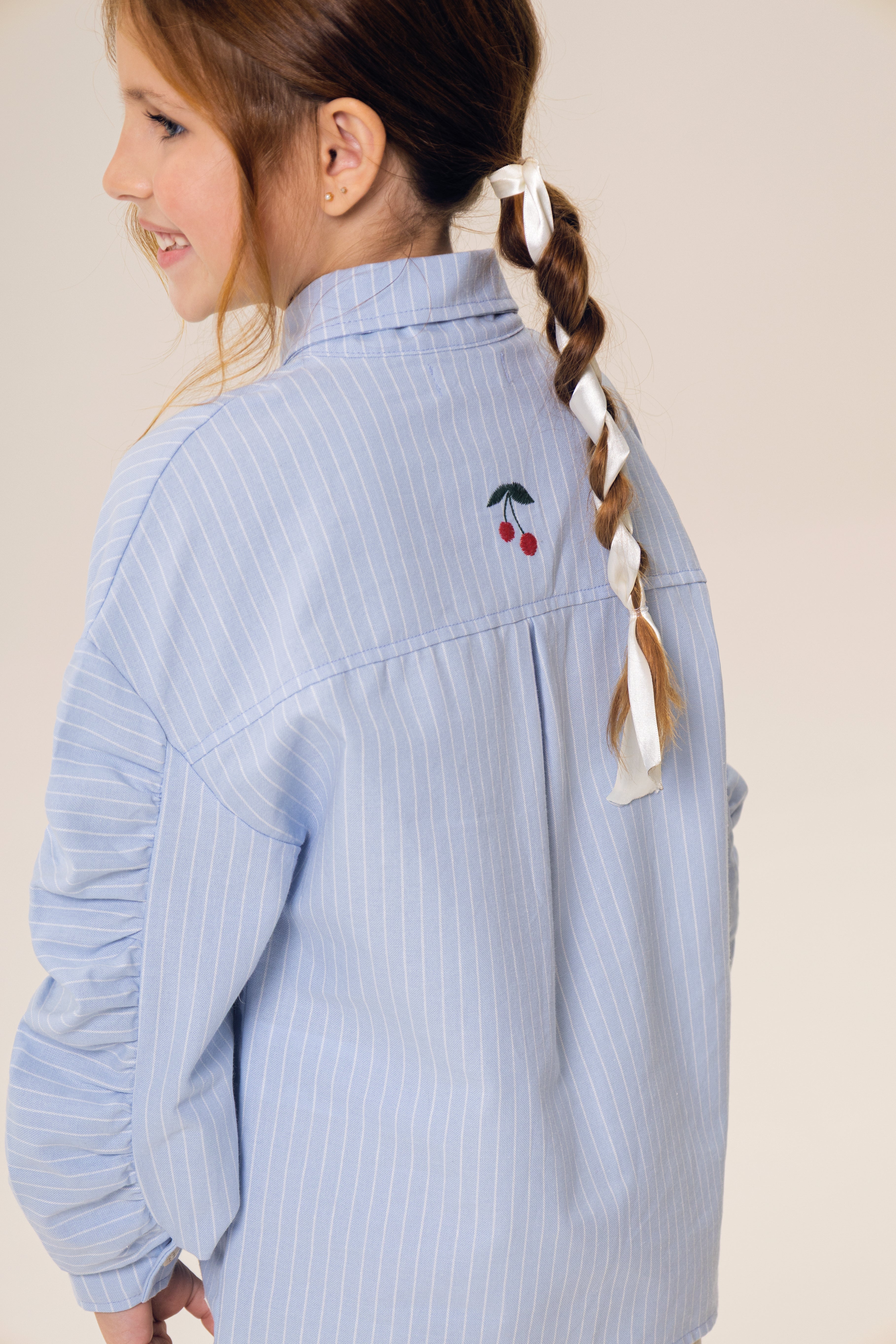 Camisa Atelier a Rayas de Bugbee – ropa infantil – vista adicional 2