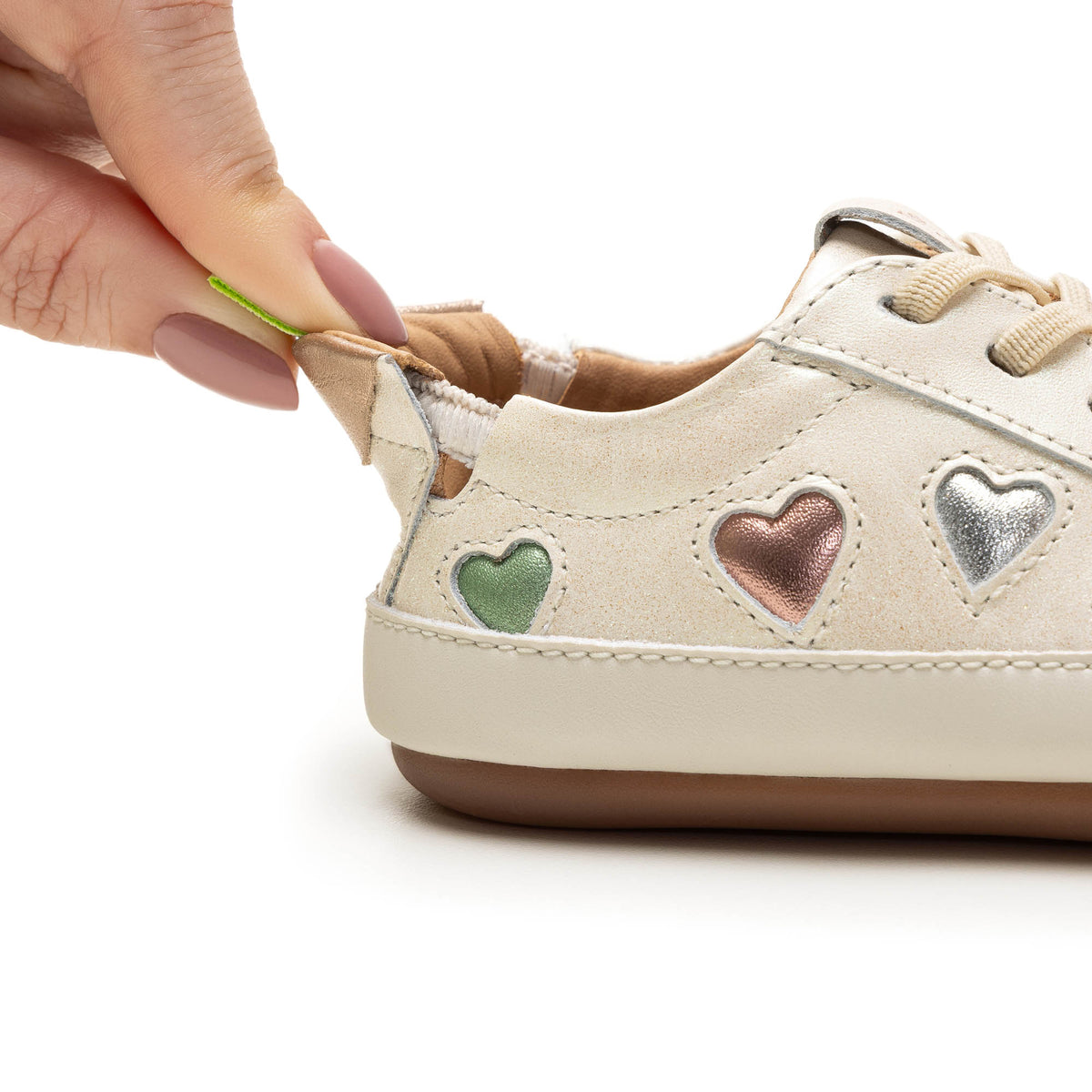 Love 4 All de Tip Toey Joey – zapatilla barefoot con corazones para primeros pasos – vista adicional 4