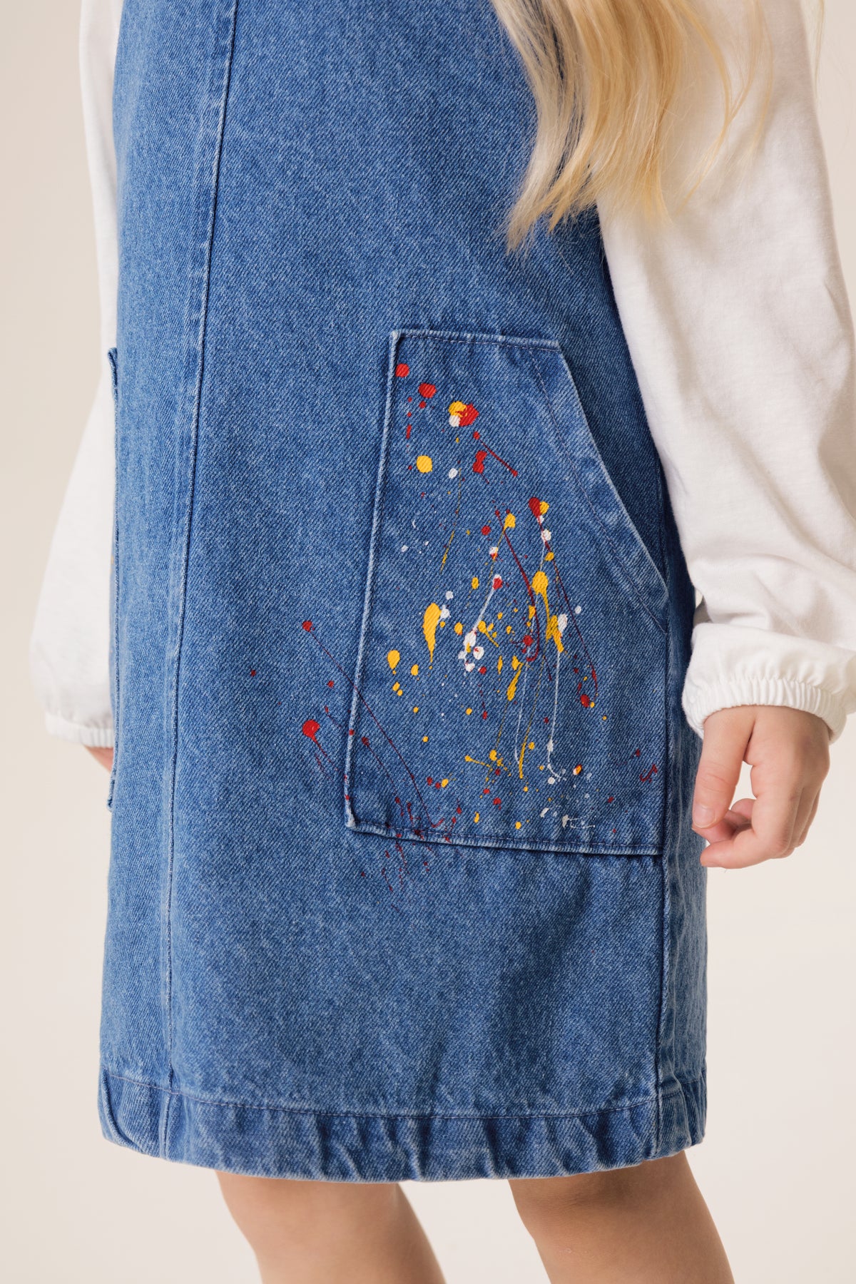 Jardinera Denim Arte de Bugbee – ropa infantil – vista adicional 4