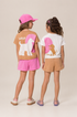 Dos niñas de espaldas con conjuntos Best Friends de Bugbee, sobre fondo beige.