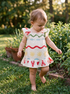 Vestido Día de Playa de Bugbee en una niña caminando descalza en el jardín