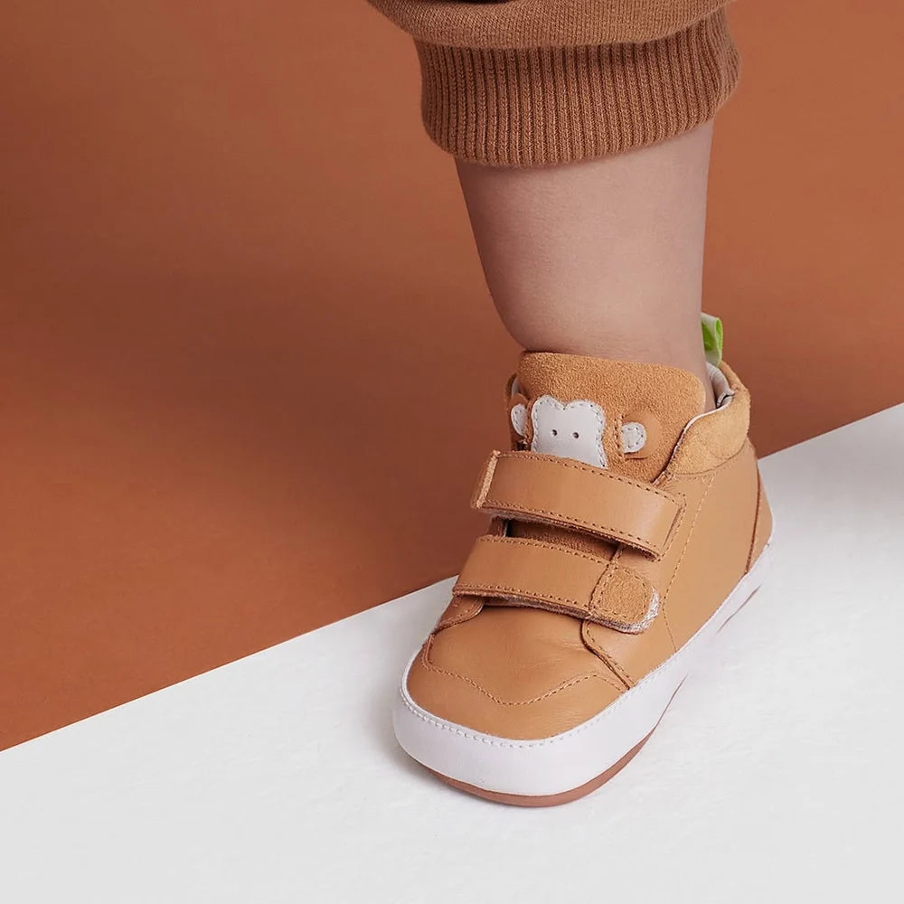 Monkey Hug de Tip Toey Joey – bota barefoot infantil – imagen de campaña 2