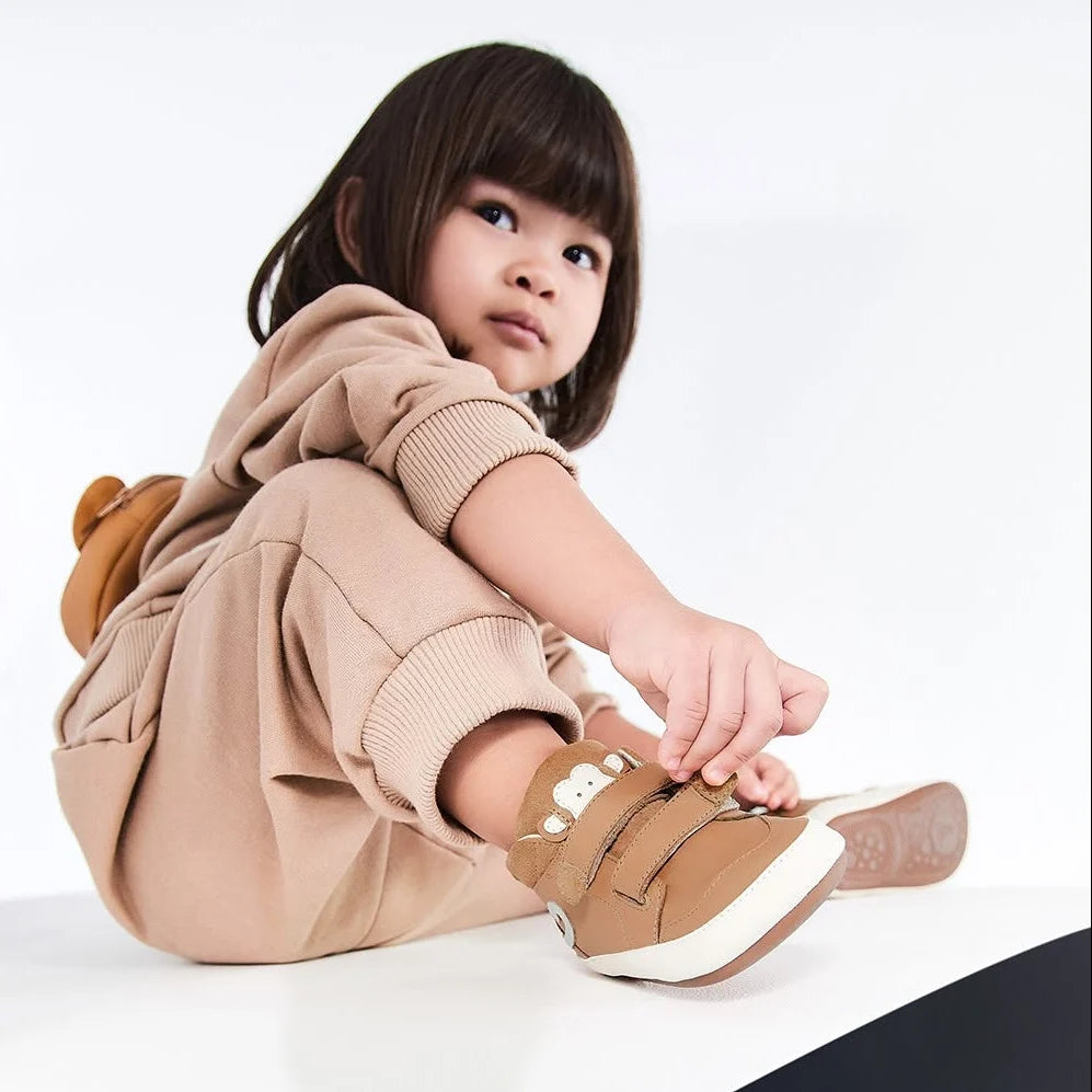 Monkey Hug de Tip Toey Joey – bota barefoot infantil – imagen de campaña